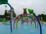 Los niños del círculo del arco iris del parque del espray de agua riegan el parque colorido del chapoteo del agua del patio
