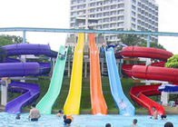 Columnas interactivas del acero del color de la mezcla del equipo del tobogán acuático de la piscina