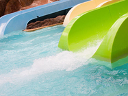 La piscina de agua de la fibra de vidrio de los niños resbala en parque del agua de la diversión
