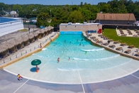 Onda de la resaca del agua que sopla del parque de la onda del aire durable artificial de la piscina para la playa del hotel