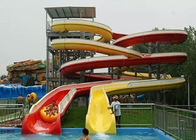 Diapositiva espiral comercial de la piscina del color de la mezcla para el centro vacacional