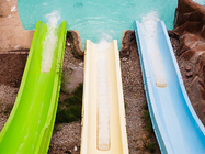 La piscina de agua de la fibra de vidrio de los niños resbala en parque del agua de la diversión